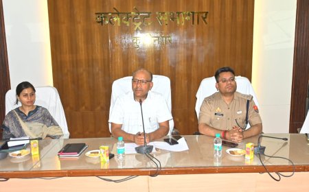 आगामी त्यौहार को देखते हुए डीएम और एसपी कुशीनगर ने किया पीस कमेटी का बैठक