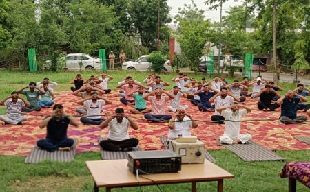 दीवानी न्यायालय परिसर में अन्तराष्ट्रीय योग दिवस के अवसर पर हुआ योग का आयोजन