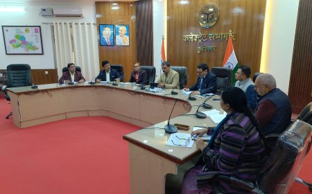 अधिकारी गण माह मार्च का न करें इंतजार,बचत धनराशि का शीघ्र करें व्यय-डीएम