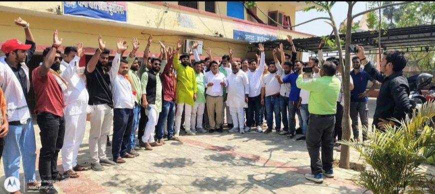 जाति विशेष पर टिप्पणी करने वाले युवक के खिलाफ करणी सेना कार्यकताओं ने थाने पहुँच खोला मोर्चा