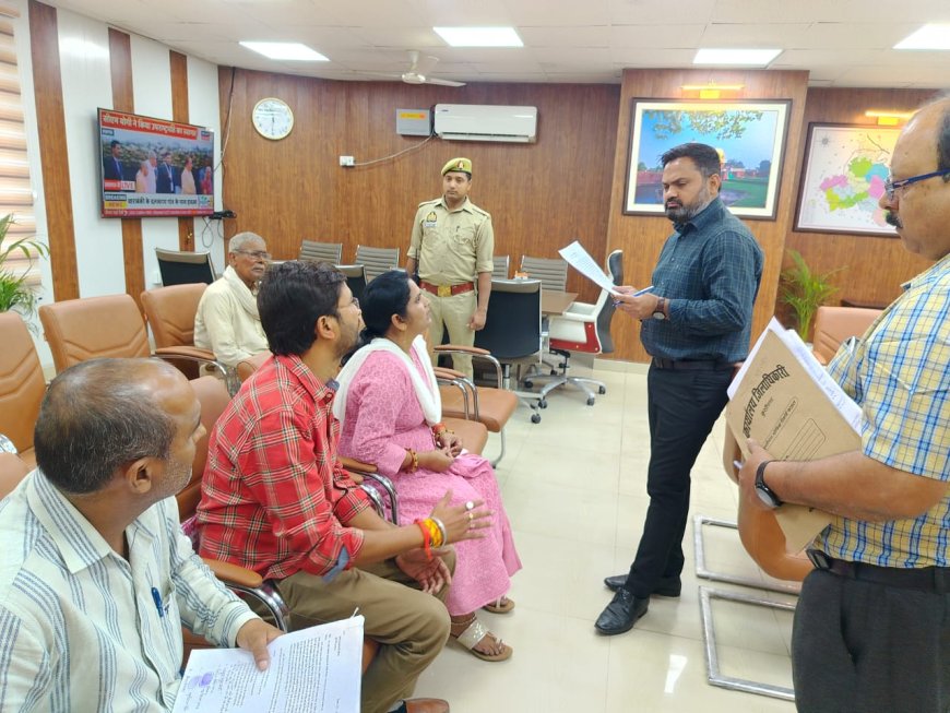 जनता दर्शन में जिलाधिकारी ने सुनी जनता की शिकायतें, किया गुणवत्तापरक निस्तारण