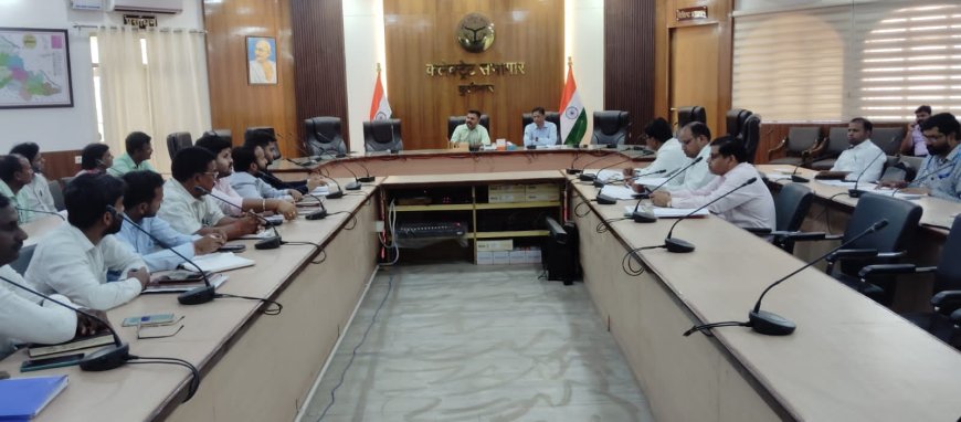 सभी सेवाप्रदाता फर्म विद्युत संविदा कर्मियों का वेतन ससमय दें:-डीएम