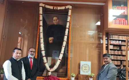 मठिया श्रीराम के समाजसेवी डॉ. मोहन तिवारी ने सुप्रीम कोर्ट परिसर में दी  अंबेडकर को श्रद्धांजलि