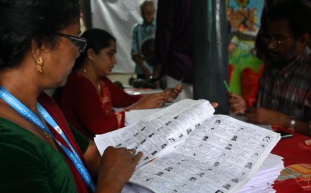 SIR-2026 में कुशीनगर की बड़ी प्रगति, 81% मतदाताओं के फार्म डिजिटाइज्ड