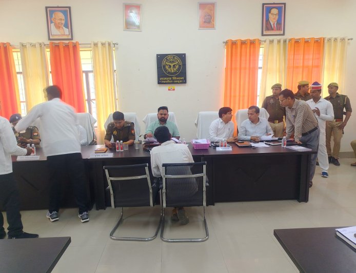 सम्पूर्ण समाधान दिवस में डीएम व एसपी ने सुनीं जनसमस्याएं,मौके पर ही कई मामलों का किया गया निस्तारण