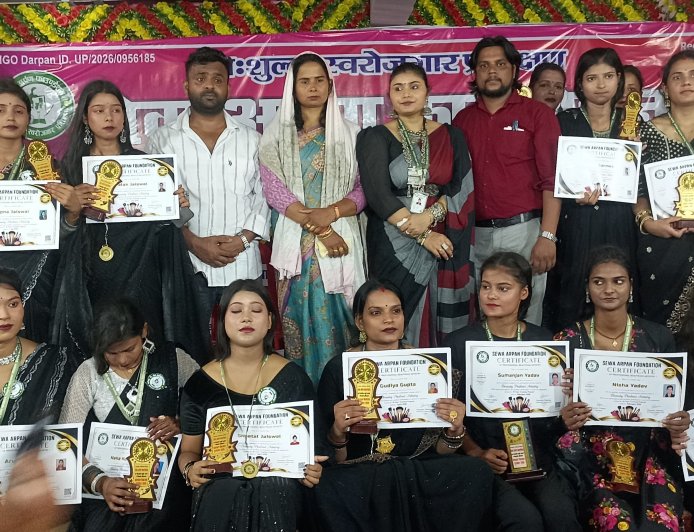 आत्मनिर्भरता की ओर कदम: प्रशिक्षित युवतियों को बांटे गए प्रमाण-पत्र और मेडल