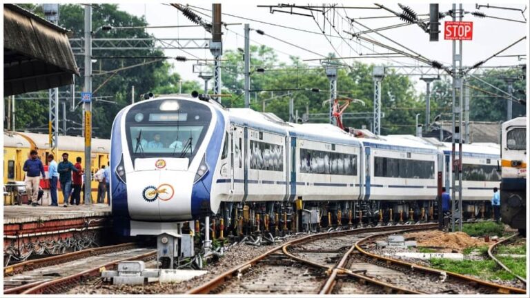 पीएम नरेंद्र मोदी आज 9 वंदे भारत एक्सप्रेस ट्रेनों को हरी झंडी दिखाएंगे
